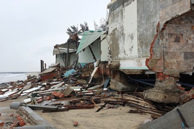 Quảng Nam: Sóng đánh tan hoang dãy nhà ven biển Cửa Đại