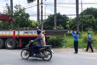 Công an huyện Thanh Oai phúc đáp vụ xe ô tô quá tải cày xới đường