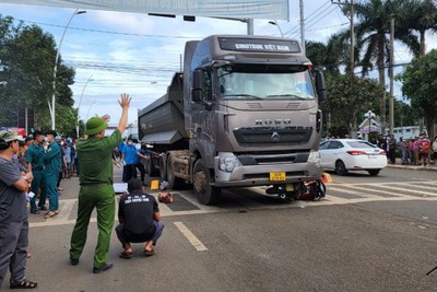 Tai nạn giao thông hôm nay (27/10): 2 ông cháu chết dưới bánh xe đầu kéo