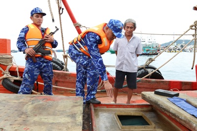 Cảnh sát biển 4 bắt 67.000 lít dầu không rõ nguồn gốc