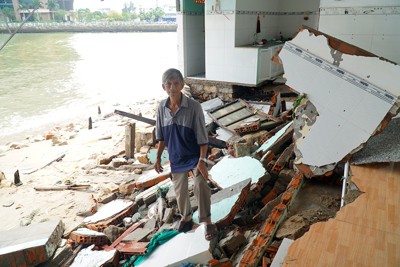 Nha Trang: Sóng biển đánh sập nhà dân xóm Cồn Nhất Trí