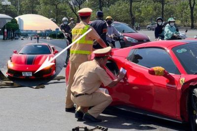 Tài xế lái siêu xe Ferrari gây tai nạn chết người đã ra đầu thú