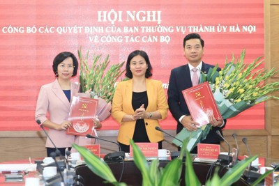 Lãnh đạo thành phố Hà Nội trao các quyết định về công tác cán bộ
