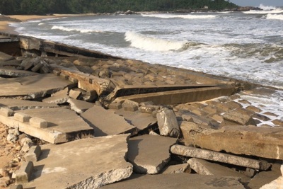 Quảng Ngãi: Kè biển tan nát vì triều cường