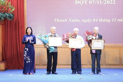Lãnh đạo TP trao Huy hiệu Đảng cho đảng viên lão thành tại quận Thanh Xuân