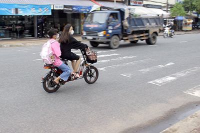 Người đi xe đạp điện có phải đội mũ bảo hiểm không?