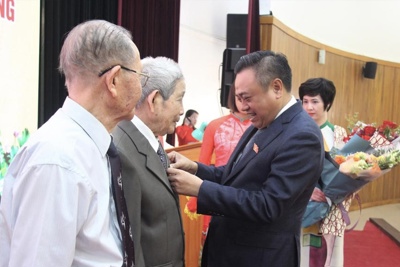 Chủ tịch UBND TP Hà Nội trao Huy hiệu Đảng cho đảng viên quận Long Biên