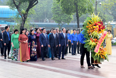 Lãnh đạo thành phố Hà Nội đặt hoa tưởng niệm tại Tượng đài V.I.Lênin