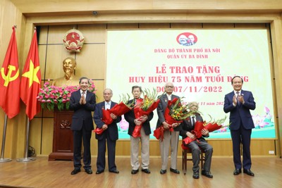 Lãnh đạo TP trao Huy hiệu Đảng cho đảng viên lão thành tại quận Ba Đình