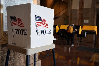 Bầu cử giữa kỳ Mỹ: Bỏ phiếu sớm lại gây tranh cãi 