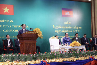 Thủ tướng dự Diễn đàn xúc tiến đầu tư và thương mại Việt Nam-Campuchia 