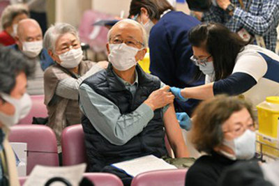Nhật Bản xem xét dừng tiêm miễn phí vaccine ngừa Covid-19