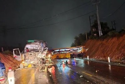 Điều tra nguyên nhân vụ xe khách va chạm xe tải, 15 người thương vong