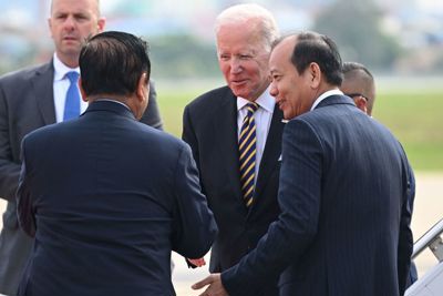 Tổng thống Biden tới Campuchia, chuẩn bị họp thượng đỉnh với nhiều lãnh đạo châu Á