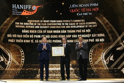NSND Đặng Nhật Minh nhận bằng khen của UBND TP Hà Nội với phim "Hoa Nhài"