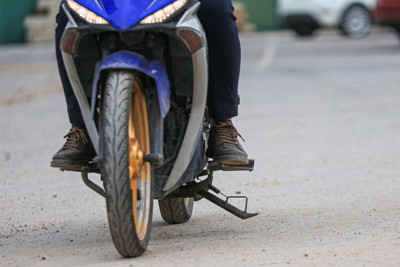 Quên gạt chân chống xe mô tô khi tham gia giao thông bị phạt không?