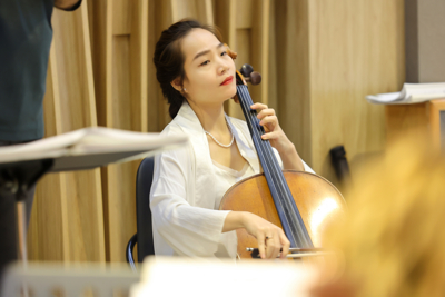 Cello Đinh Hoài Xuân hăng say tập luyện cho đêm diễn “Cello Fundamento Concert 6–Oceana”