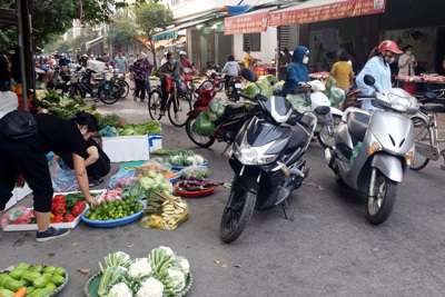 Hà Đông: Nhếch nhác chợ tự phát tại khu đấu giá phường La Khê