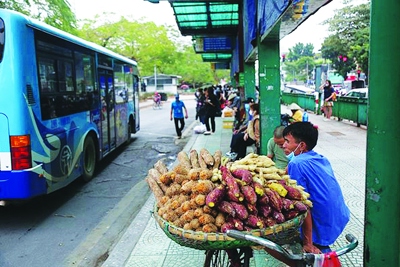 Hàng quán “vây” nhà chờ xe buýt