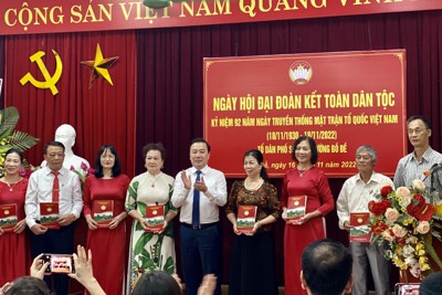 Phó Chủ tịch Chử Xuân Dũng dự Ngày hội đại đoàn kết tại quận Long Biên