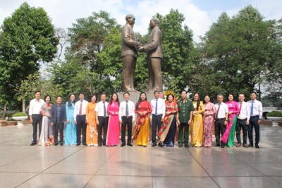 Đại biểu MTTQ Việt Nam TP dâng hoa tại Tượng đài Bác Hồ - Bác Tôn