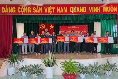 Bộ Tư lệnh TP Hồ Chí Minh tặng nhà cho gia đình chính sách khó khăn