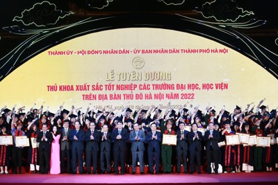 TP Hà Nội tuyên dương 98 Thủ khoa xuất sắc năm 2022