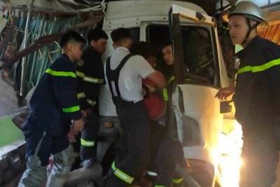 Hà Nội: Cảnh sát cứu tài xế mắc kẹt sau tai nạn