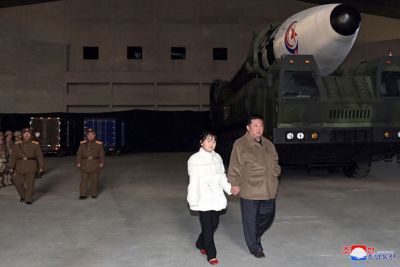 Con gái ông Kim Jong-un lần đầu lộ diện tại nơi phóng ICBM