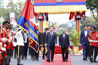 Lễ đón Chủ tịch Quốc hội Vương Đình Huệ thăm Vương quốc Campuchia