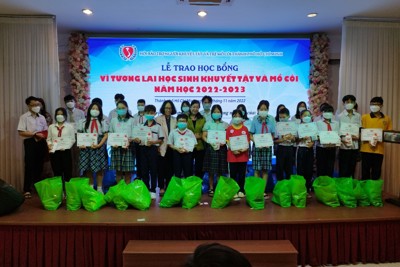 TP Hồ Chí Minh: Trao 1,2 tỷ đồng học bổng cho trẻ khuyết tật, mồ côi