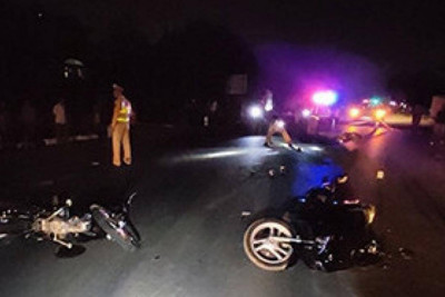 Tai nạn giao thông mới nhất (21/11): Thanh niên đi xe máy đâm vào xe tải