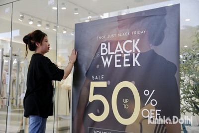 Hà Nội: Các cửa hàng đồng loạt treo biển "Sale" tới 80% dịp Black Friday 25/11