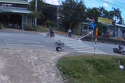 Tai nạn giao thông mới nhất (23/11): Xe máy đâm bò thả rông, một người chết