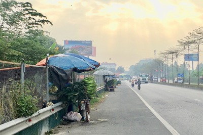 Sóc Sơn: Nhiều vi phạm hành lang an toàn giao thông ven Quốc lộ 2