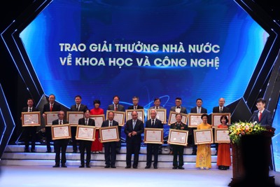 Chủ tịch nước Nguyễn Xuân Phúc trao giải thưởng Nhà nước về khoa học công nghệ