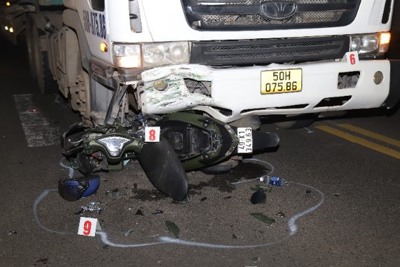 Tai nạn giao thông mới nhất (24/11): Xe máy chở 3 người tông vào hộ lan