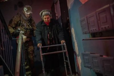 Nga pháo kích Kherson, dân Ukraine ồ ạt sơ tán
