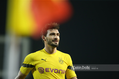 Những bước chạy đầu tiên của Mats Hummels và Emre Can trên sân Mỹ Đình