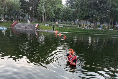 Tìm thấy bé trai rơi xuống hồ trong Công viên Thống Nhất 