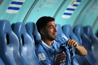 Cavani uất ức đấm hỏng màn hình VAR, Suarez bật khóc khi tuyển Uruguay bị loại