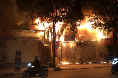 Cháy dữ dội dãy nhà ở Phú La, quận Hà Đông 