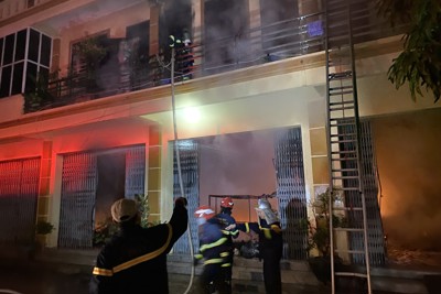 Cháy nhà ở Sơn Tây, 6 người được cứu thoát, 1 nạn nhân tử vong