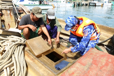 Cảnh sát biển 4 tịch thu hơn 1,8 triệu lít dầu D.O
