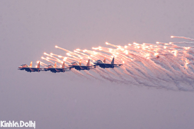 Hà Nội: Người dân hào hứng ngắm "Hổ mang chúa" Su-30MK2 và trực thăng trình diễn