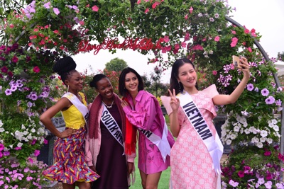 Thí sinh Hoa hậu Du lịch thế giới khoe sắc tại Lễ hội hoa Mê Linh