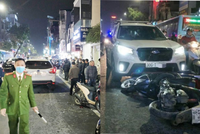 Ô tô đâm hàng loạt xe máy trên phố Bạch Mai, nhiều người bị thương