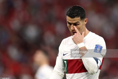 Ronaldo bật khóc, bỏ vào đường hầm sau khi tuyển Bồ Đào Nha bị loại