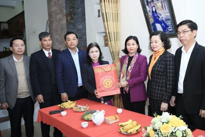 Lãnh đạo thành phố thăm, tặng quà gia đình chính sách quận Nam Từ Liêm
