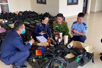 Quảng Bình: Bắt “xe thư báo” vận chuyển hàng nghìn chai rượu “ngoại”